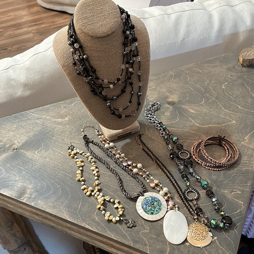 6 necklaces and a set of bangles BUNDLE 😍